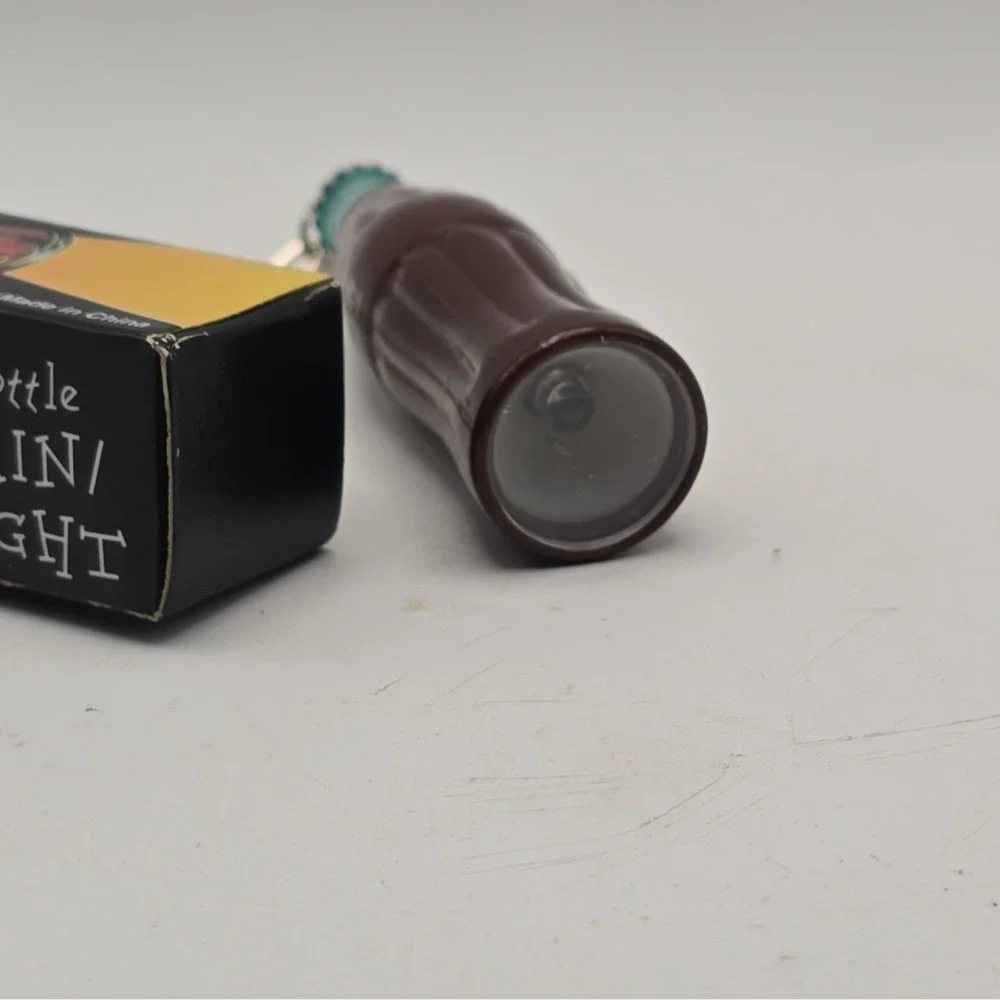 Coca-Cola Contour Bottle Keychain Flashlight Soda Theme w/ Box Made in China